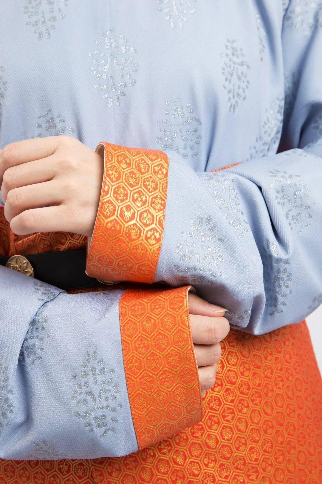 宋代女子穿着层次显得体态更加优美所以行走时会露出里面的百迭裙