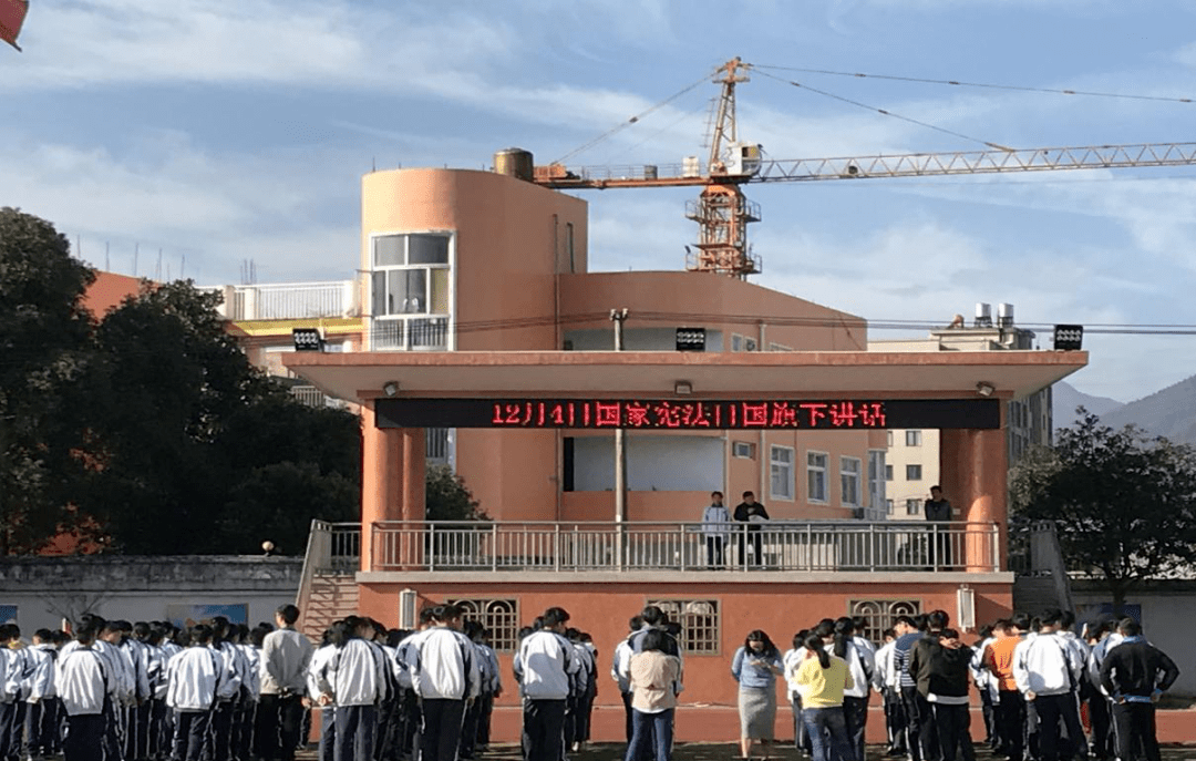 淡溪镇中学利用集合时间组织全体师生开展学宪法晨会,并组织学生进行