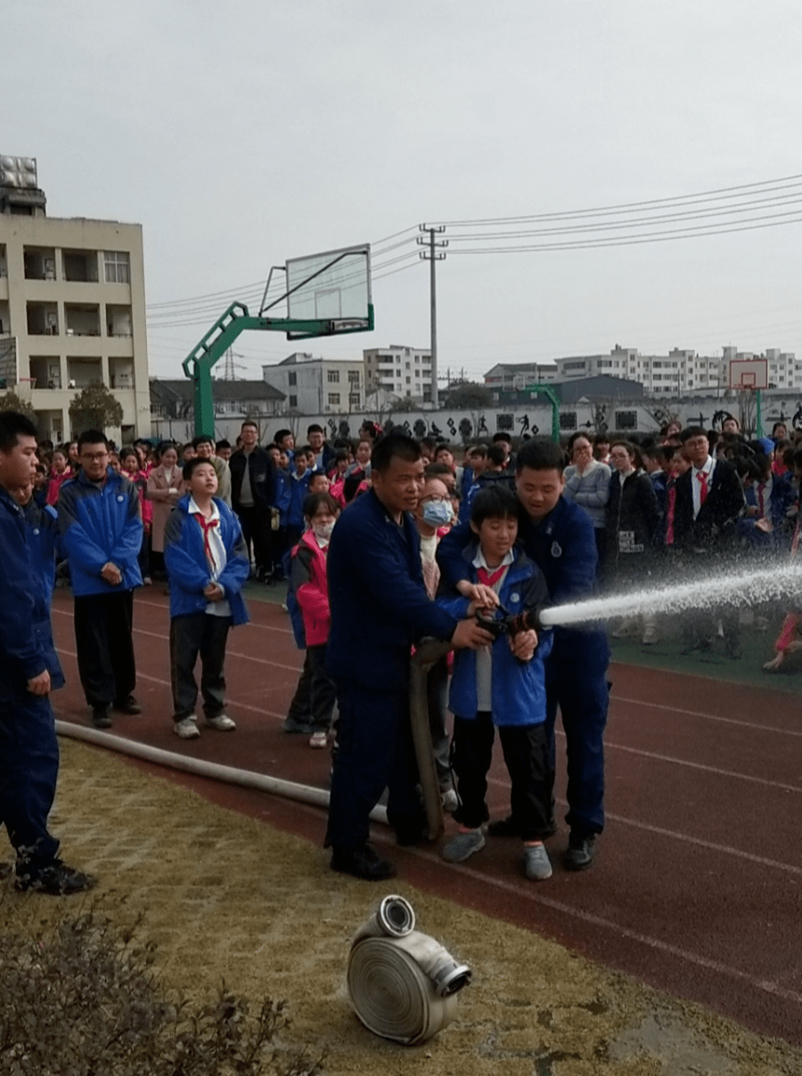 【万全动态】万全镇在郑楼小学开展消防安全应急疏散演练