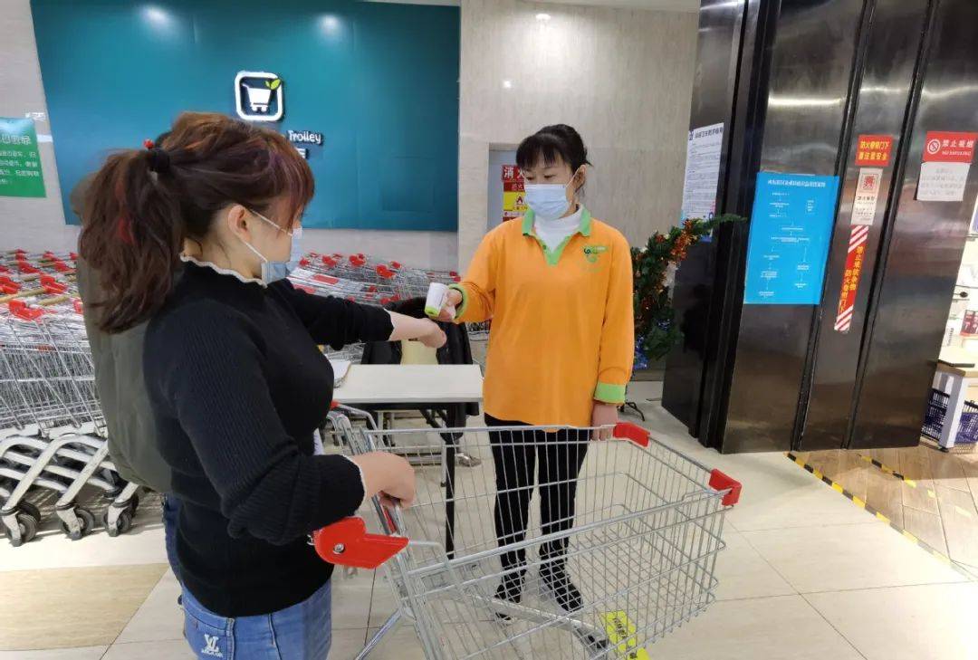 芙思特超市工作人员测量市民体温