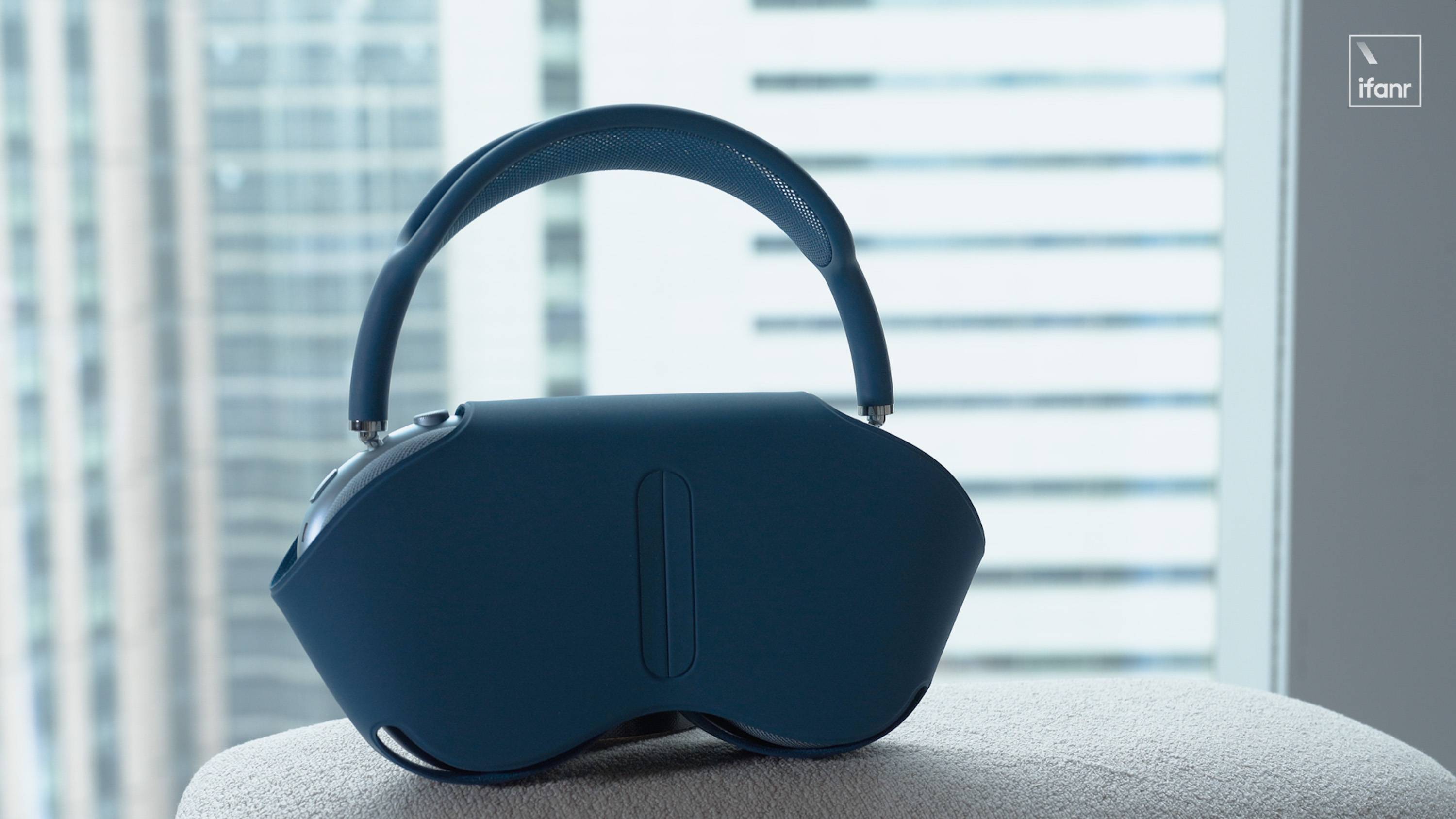 airpods max 随机附赠了一个智能保护套用于收纳,硅