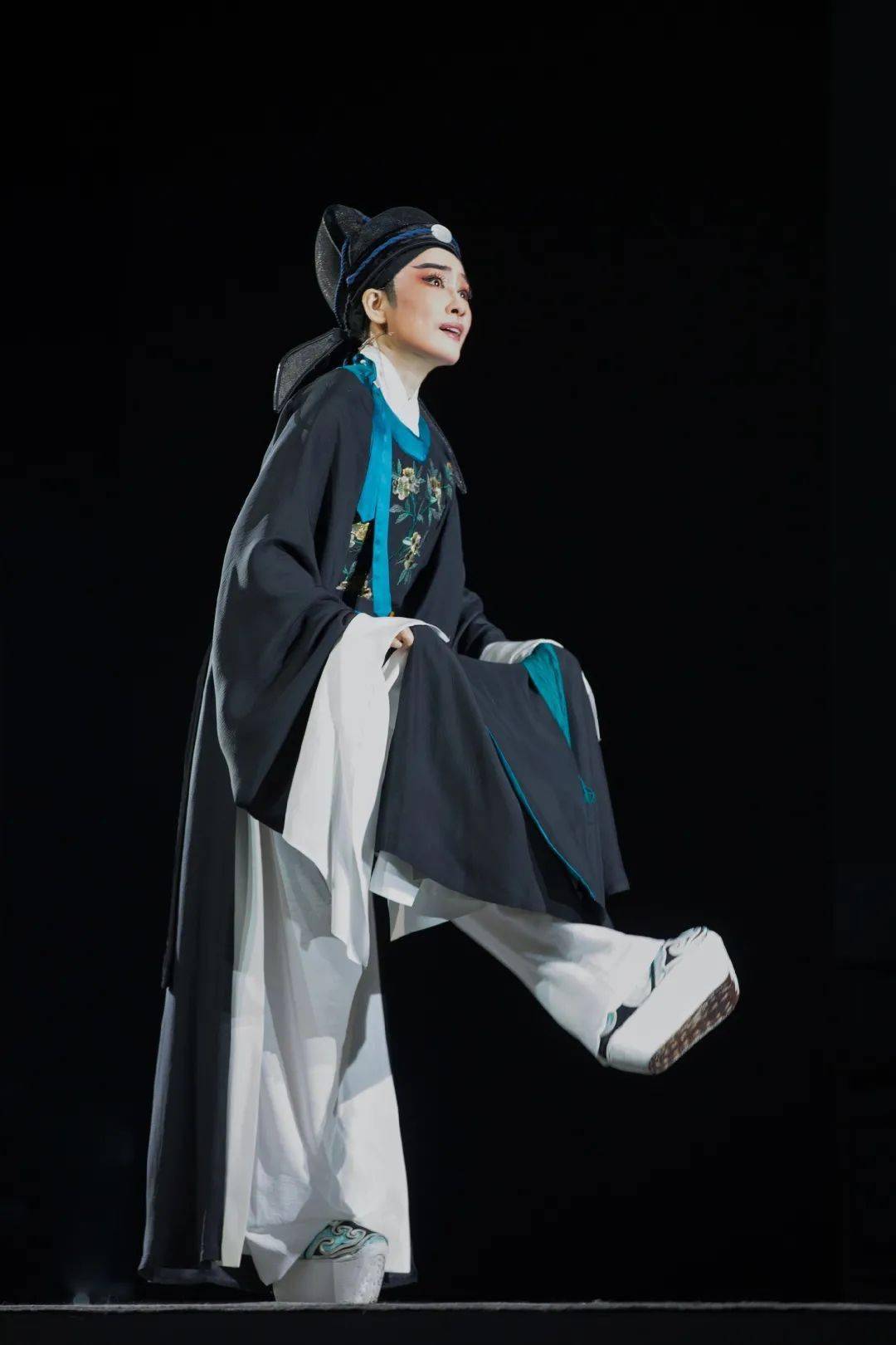 在人物的塑造方面,王君安强调了侯朝宗与越剧舞台上常见的才子的不同