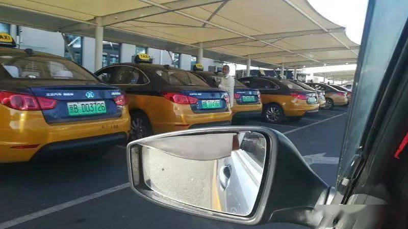 的哥呼吁在大兴机场出租车排队处安装充电桩