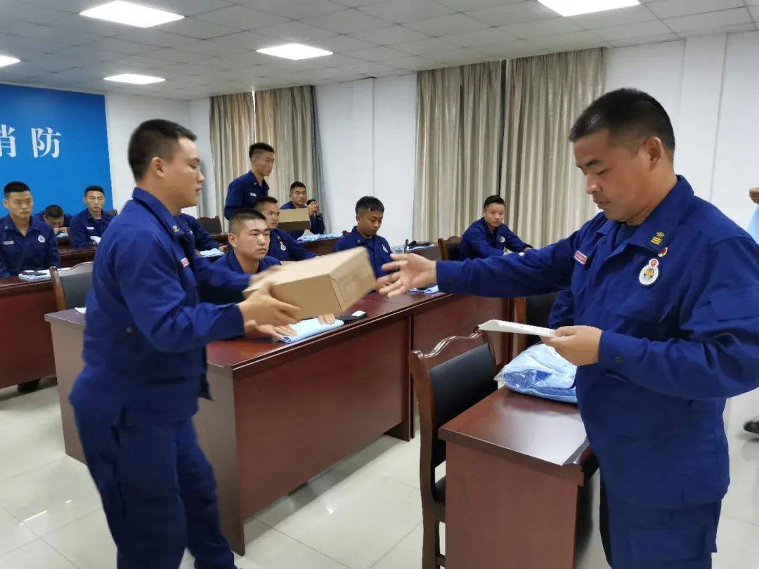 潘图英同志作为一名具有专业技术实力的优秀消防指战员,担负着各大队