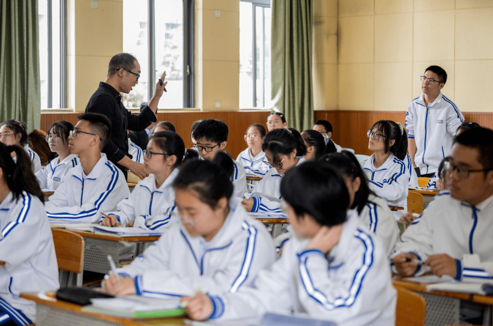 爱成都迎大运最美校园伴我行丨成都三中