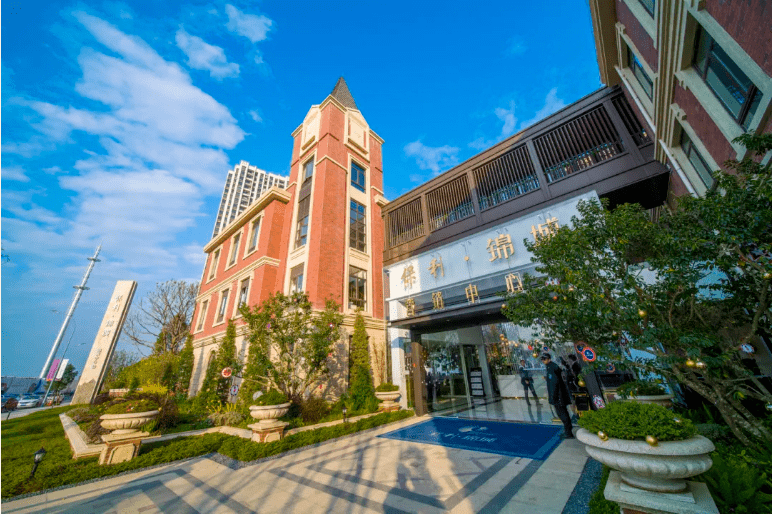 作为"美好生活同行者",保利锦城始终以实际行动,助力每一位为美好生活