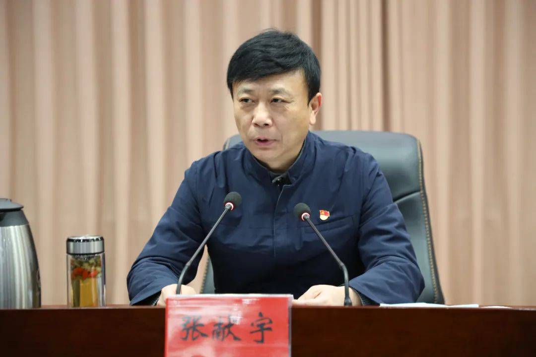 张献宇最后强调,做好这次村(社区)"两委"换届工作,任务艰巨,使命光荣