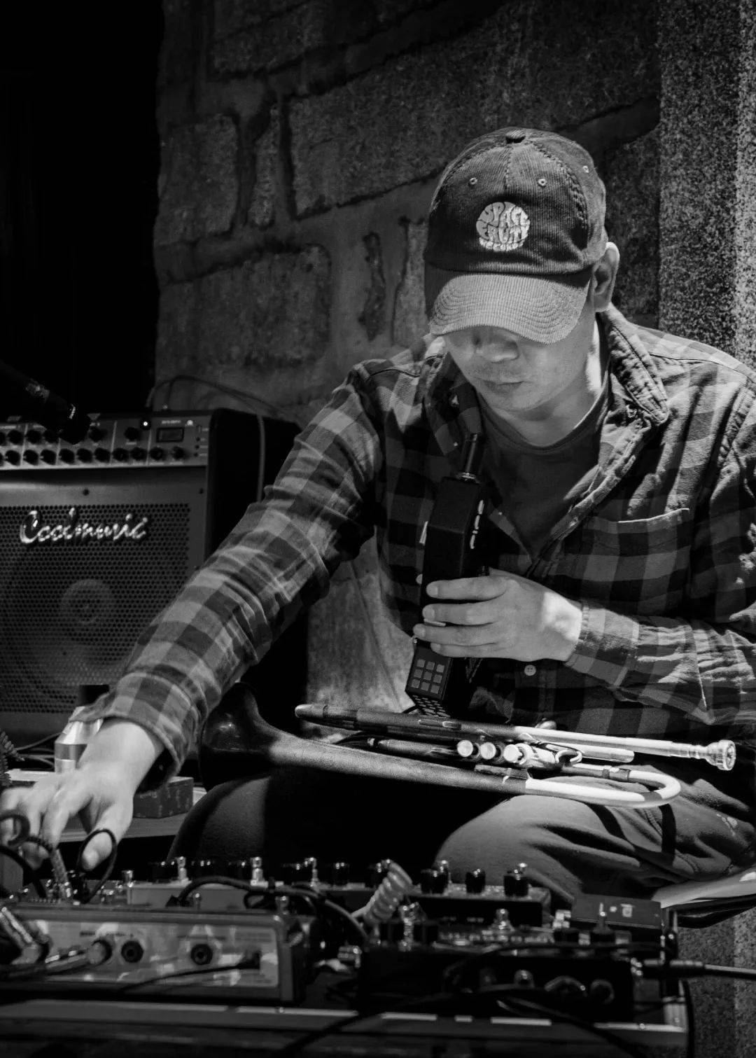 乐队经历 :不一定乐队 ,红手五重奏 ,朝简组合唱片:《一举两得》