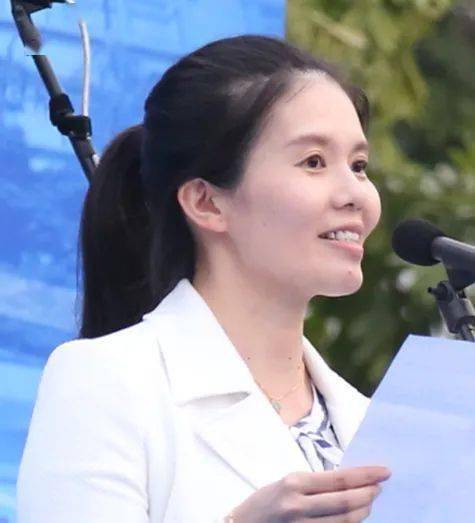 何秀英初二年级主任你们嘹亮的歌声动人心魄,有对友谊的赞颂,有对宝中