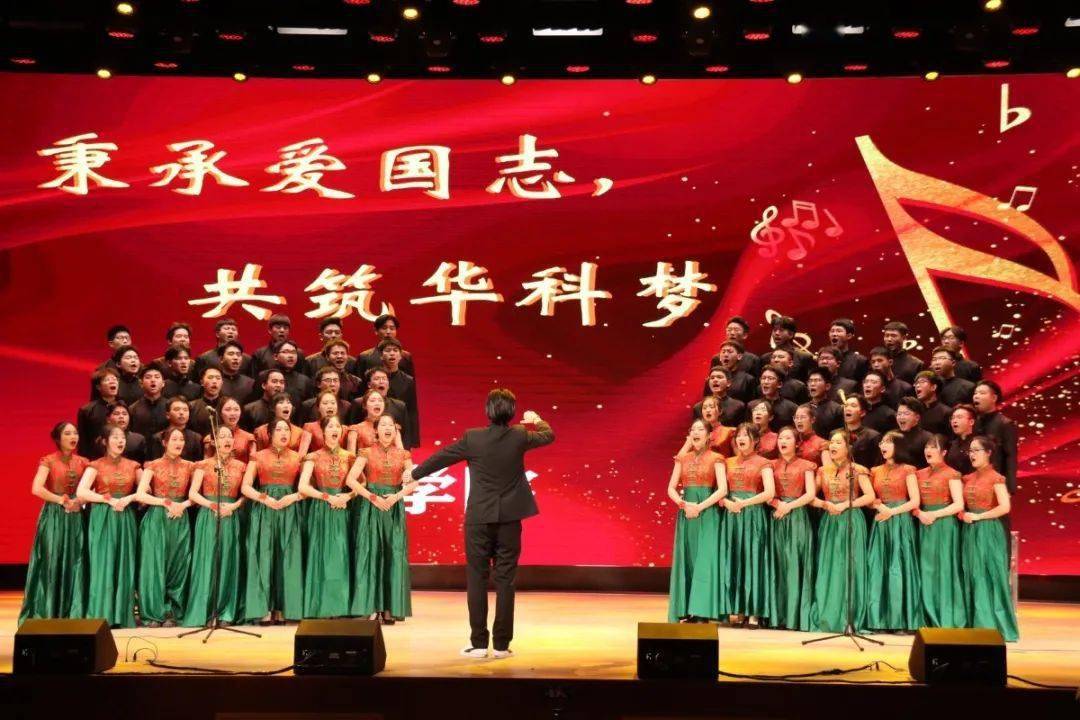 《我和我的祖國》,同時在100餘首愛國勵志歌曲中挑選一首進行表演