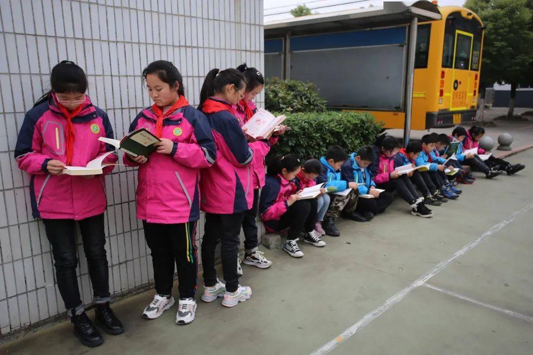 流动书香共享阅读宜图流动图书车进校园活动持续进行中