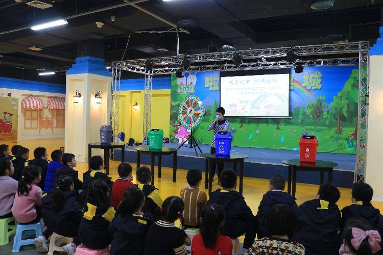 玩环保游戏树绿色意识青少年走进啦啦童趣城体验绿色之旅