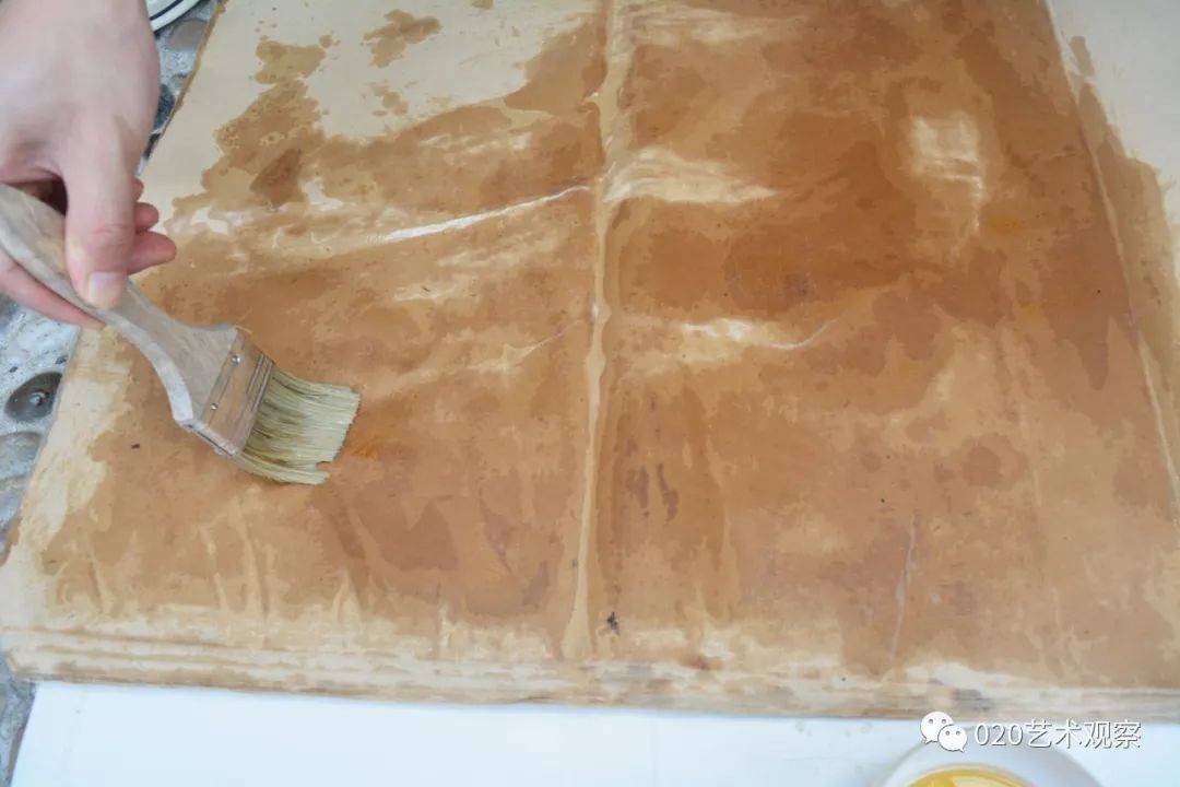 修复建议:画芯正面向上用温开水闷润,洗净脏污,用桐油纸固定画面防止