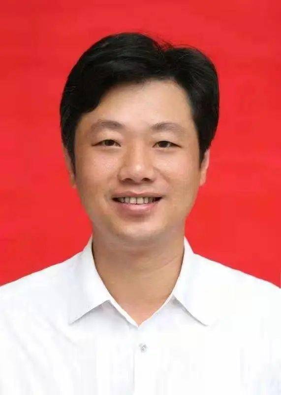 武汉市商务局副局长 张文波走进演播厅的"考生"本场主持人 尹晨方有