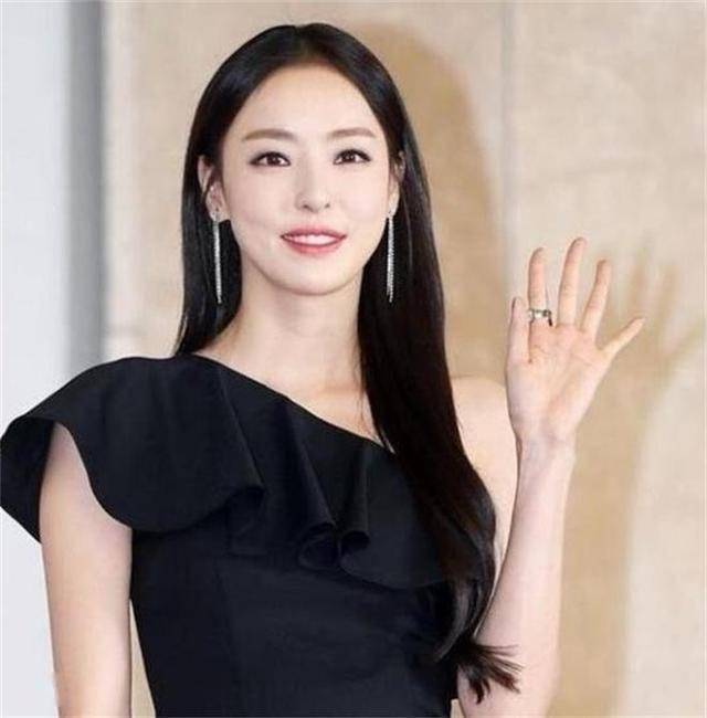 之前一部《内在美》中,女二李多美就选择了黑长直的发型,整个人看上去