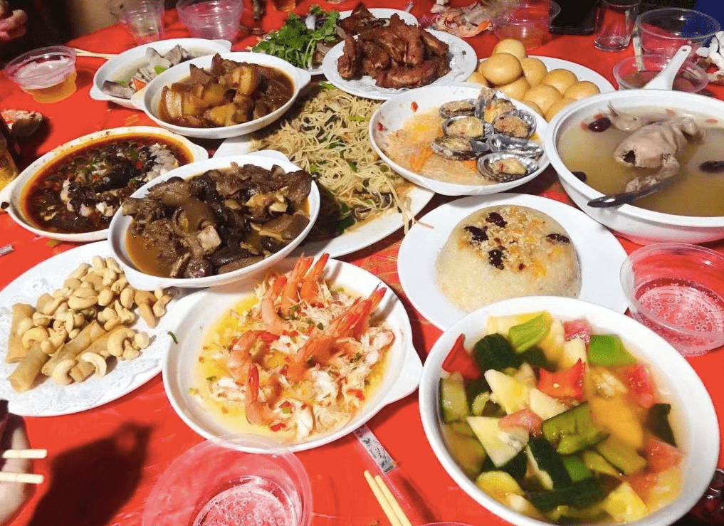这一桌是两广海南部分地区的农村宴席,满满一桌子的菜,荤素搭配,有