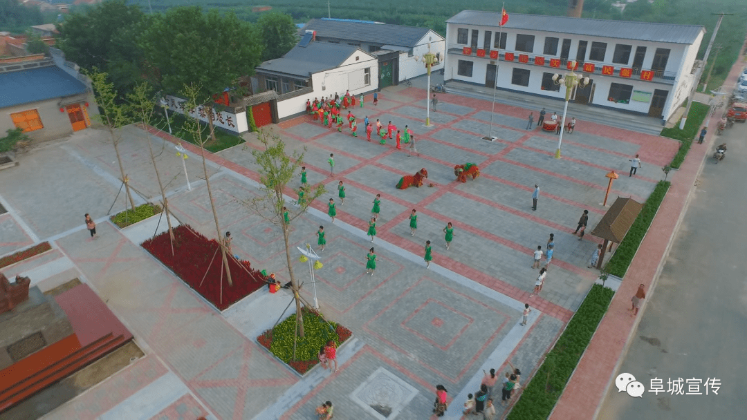 霞口镇刘老人村村民蔡连岭说:"我们不仅领取每亩1000元的土地租金,还