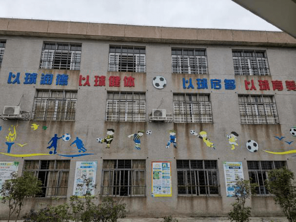 这个篮球场实现了孩子们的小梦想