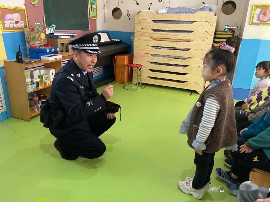小朋友们也是充满了好奇感谢伟大的警察叔叔为我们讲解安全知识小朋友