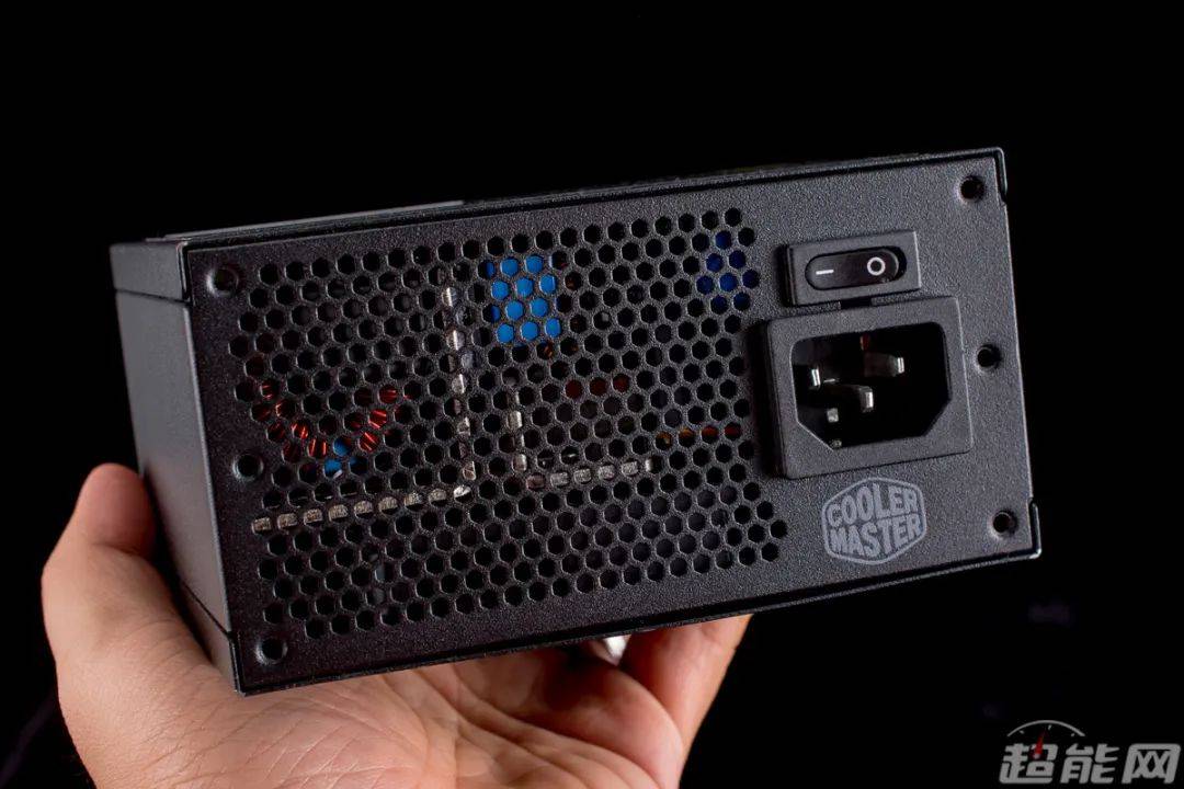 酷冷至尊v750sfxgold电源评测虽盈盈一握但实力出众