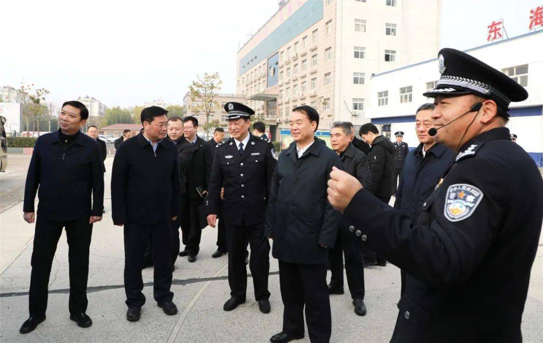 市领导项雪龙,黄远征,徐敦虎,县领导高美峰,冯小宏,曹德松陪同调研