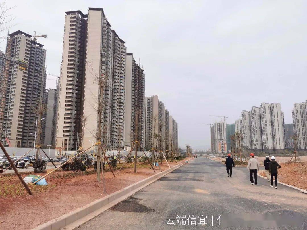信宜火车站站前大道铺设沥青啦通车后将迎来大发展