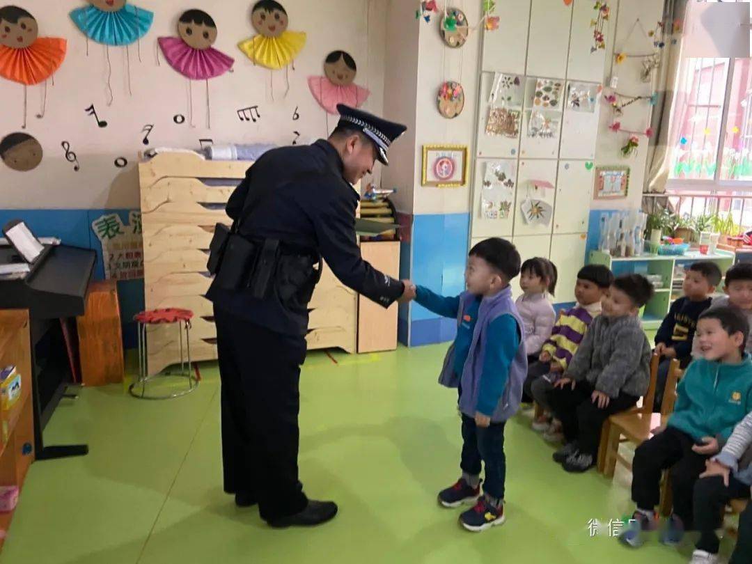 感谢伟大的警察叔叔为我们讲解安全知识小朋友们知道这是什么吗小朋友