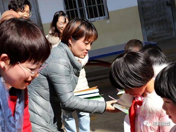 新河村30户家庭27名学生获爱国卫生运动小手拉大手先进表彰