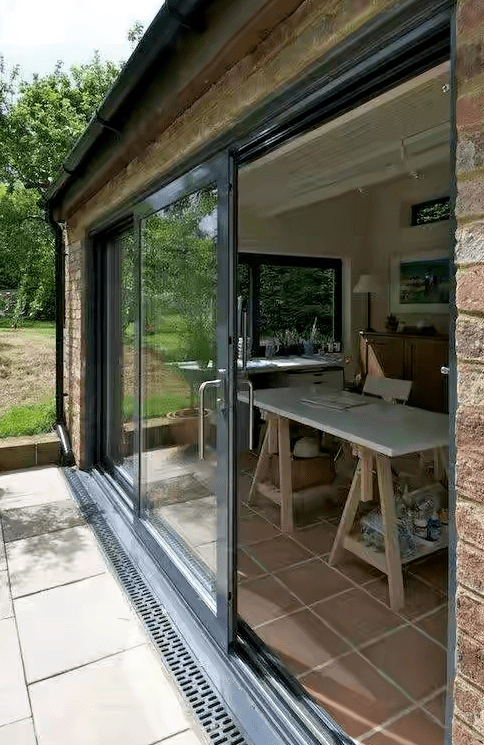 想要院子还不容易落地窗前留出30公分种菜养花还自带排水