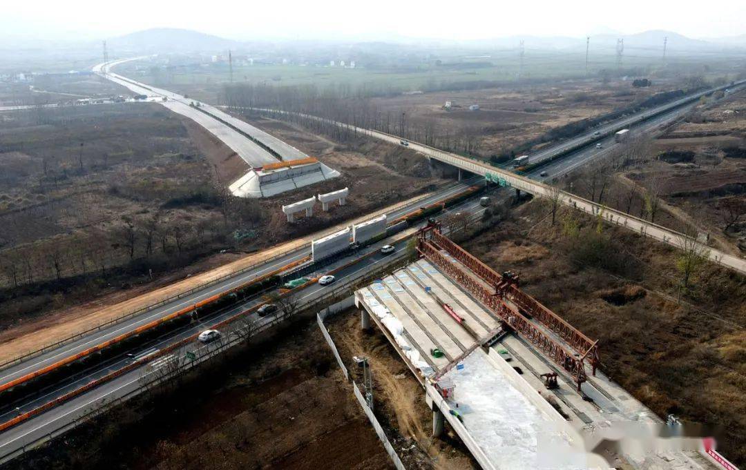 先期通车段(311国道至104国道段)已全部铺通,正在进行附属工程施工