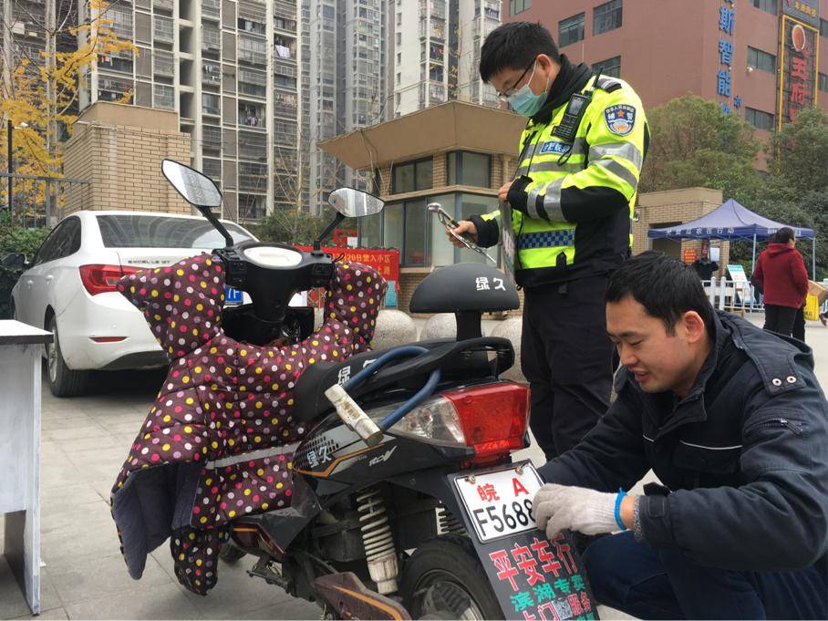 进社区"上门办" 合肥电动车累计上牌近200万辆_自行车