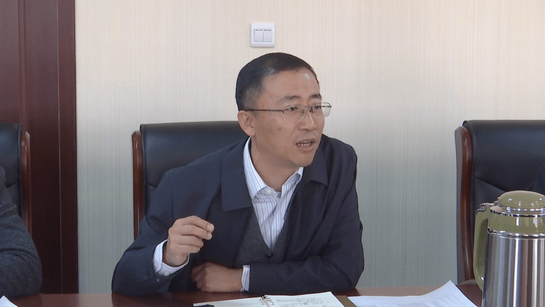 旗领导岳挺,李建强,布和吉乐图,阿布日拉,萨日娜,贾志刚,戴超宇出席