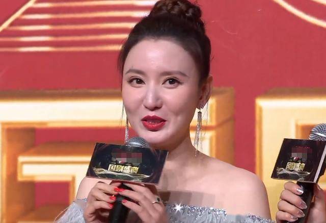 张萌的脸十分紧绷僵硬,面部做不了大的表情,苹果肌肿大,状态并不算好