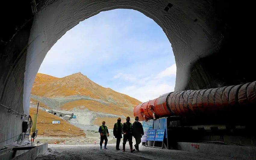 在祁连山大山深处g213线肃祁公路建设项目"东山"隧道施工现场,机器