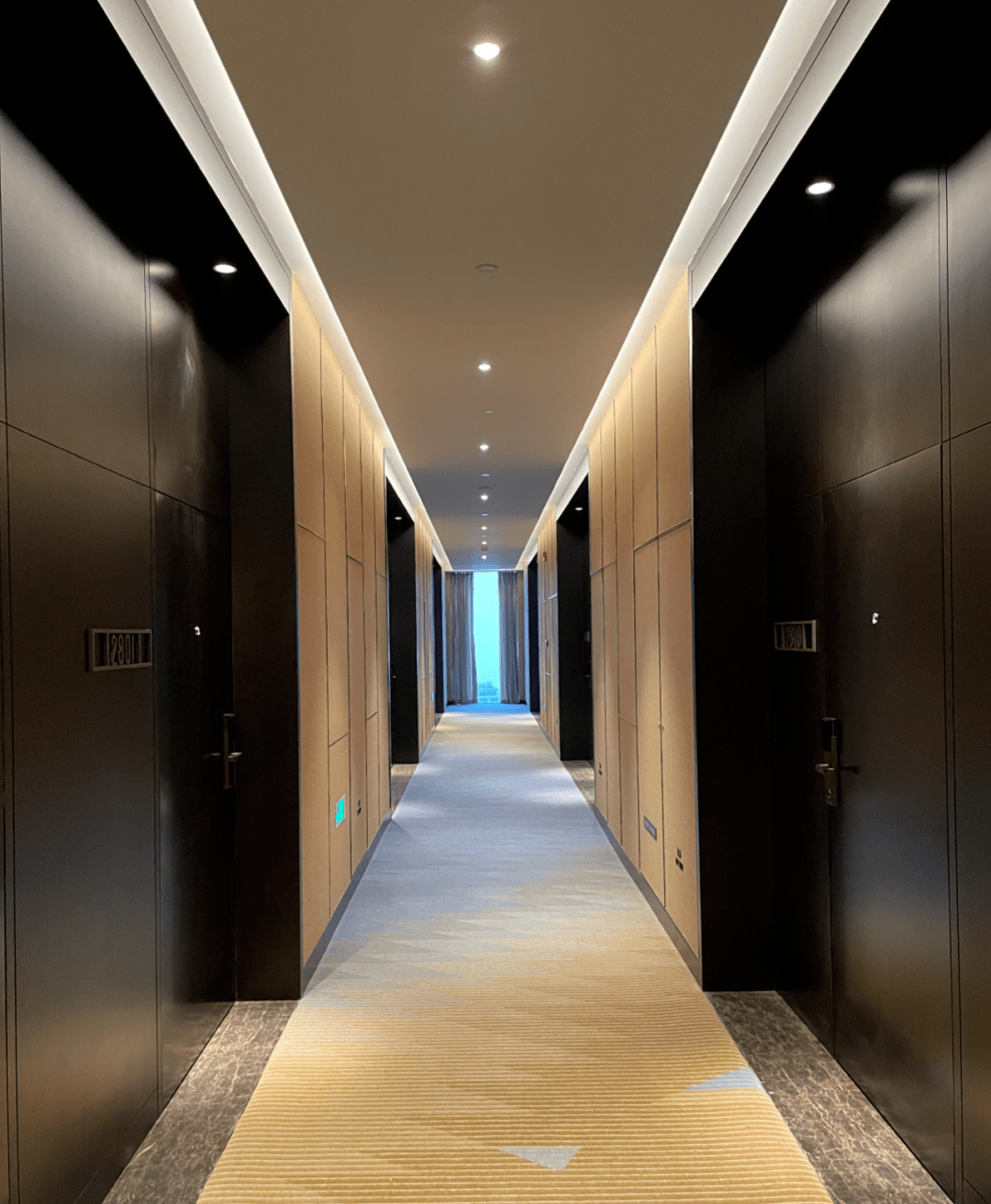 金融城走廊实景图6969从以上案例,可以清晰的发现,买公寓确实很难