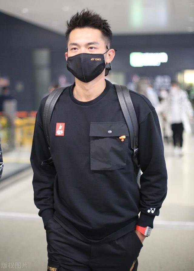 林丹一袭黑色穿搭现身机场双手插兜依旧帅气十足