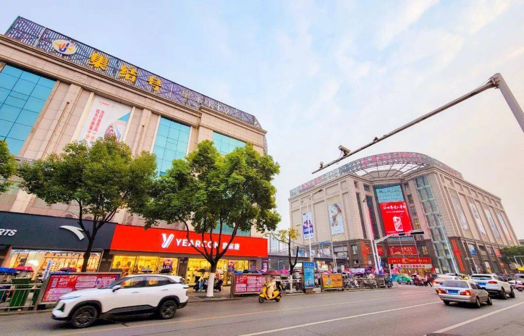 近日,巢湖交警部门撤销了人民路万尚城路段机动车停车位,有效缓解了该