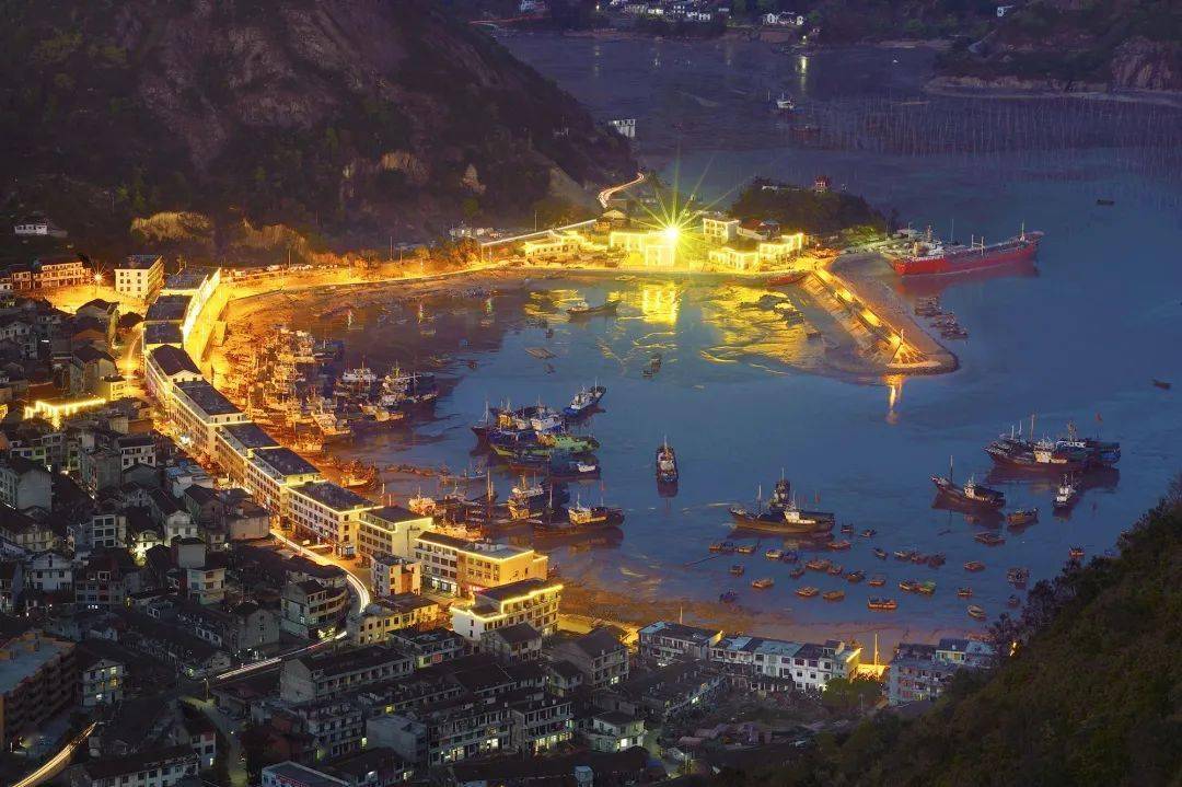 大渔夜景大渔镇地处浙南沿海,大渔湾畔,东邻石砰,南濒东海,西连龙沙