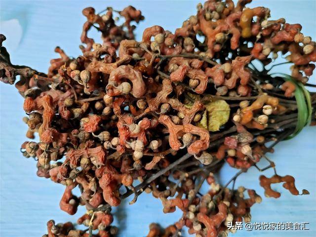 拐枣,看着与草根无异,入口却果浆饱满,且混合着黑枣和红枣的甘甜.