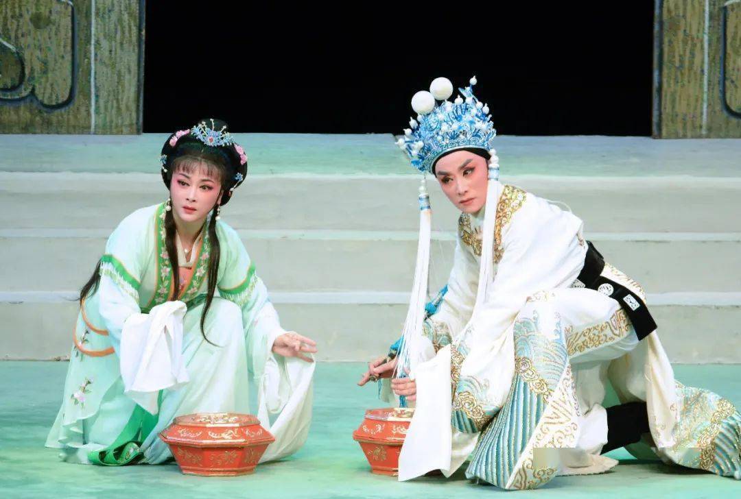 《何文秀》是越剧传统剧目.该剧目取材于明传奇《何文秀玉钗记》.