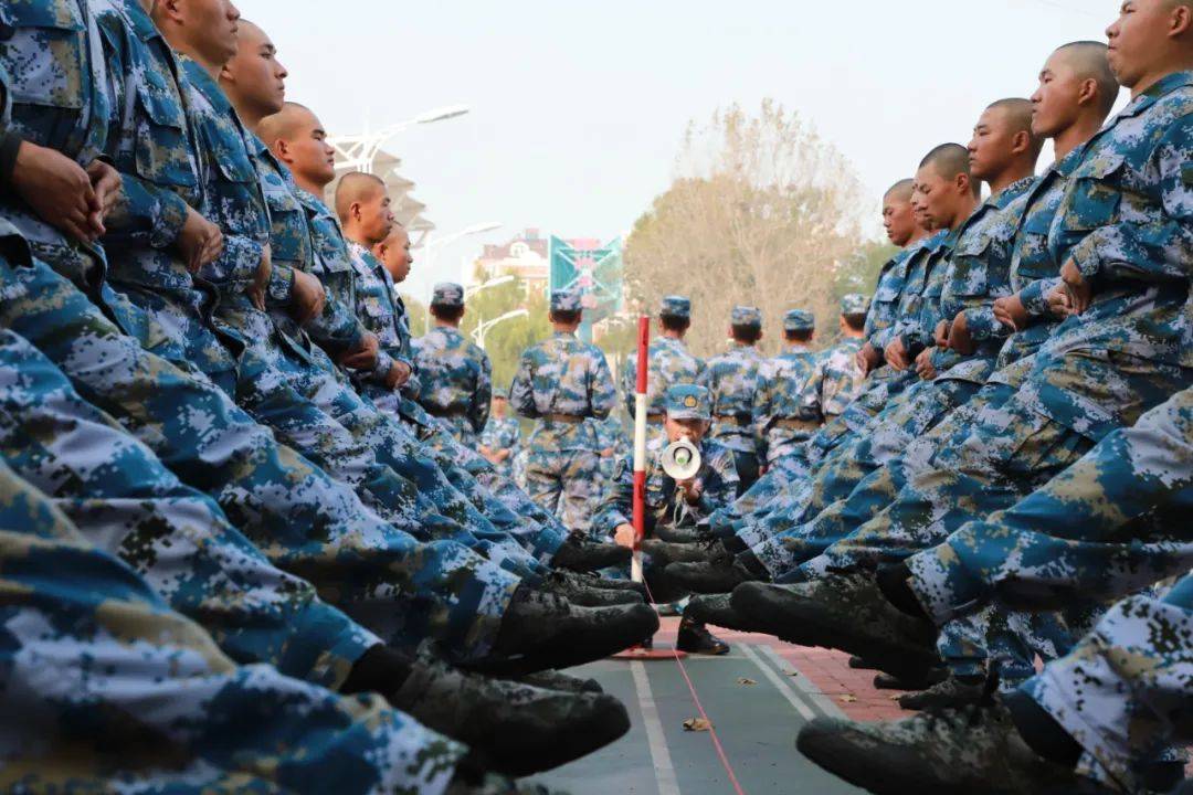 還記得,一次次站軍姿也是電話這頭難以割捨的鄉愁是餃子皮兒裡裹住的