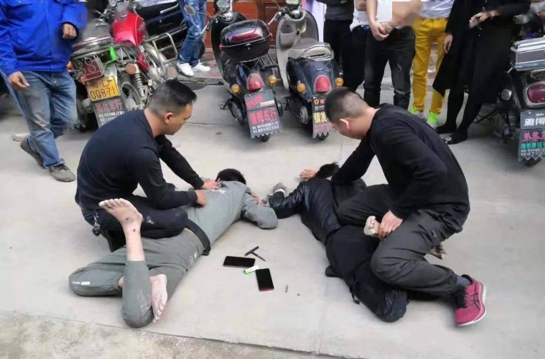 看到这一惊心动魄的抓捕过程,周围群众无不拍手称快,并为民警竖起了大