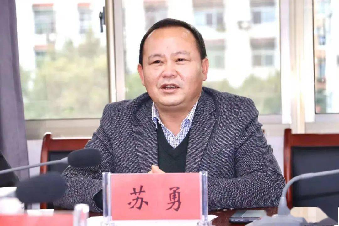 恩施市委副书记,市长苏勇出席仪式并为蹇宏颁发聘书.