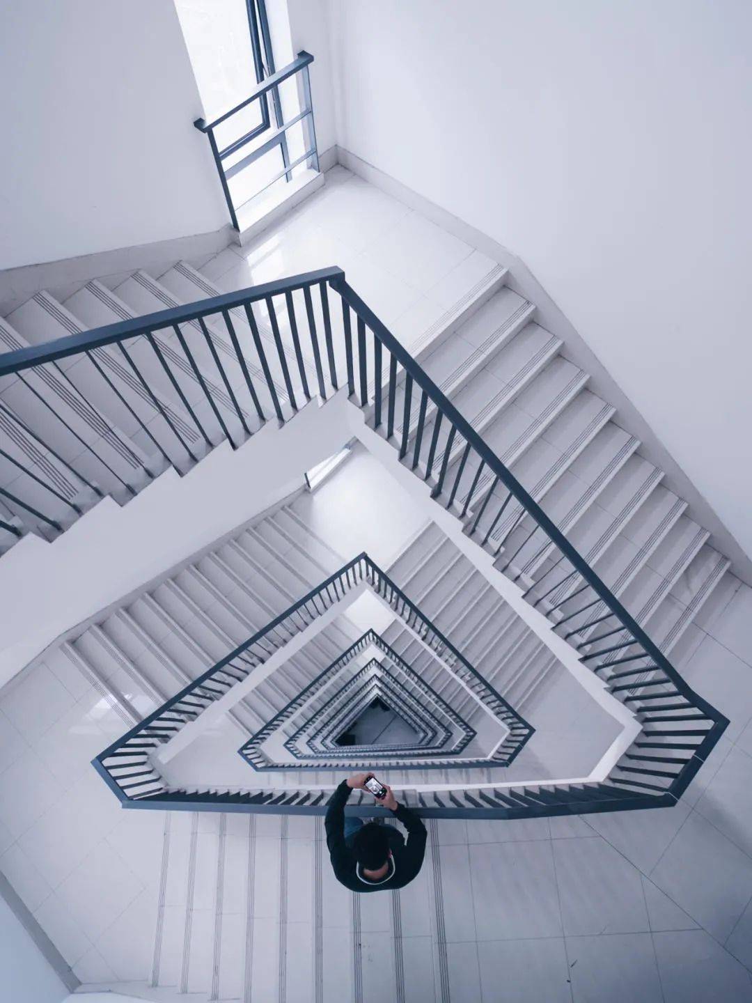 深圳超美楼梯图鉴,一起迷失在曲线和光影里!