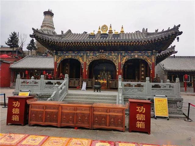 五爷庙与白塔寺相邻,也是许多旅游团首选参观的,五爷庙殿内下层供文殊