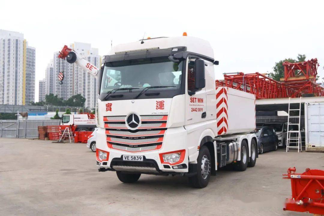 高顶平地板却只有单卧铺 香港实拍奔驰actros 3358 6x4大件牵引车