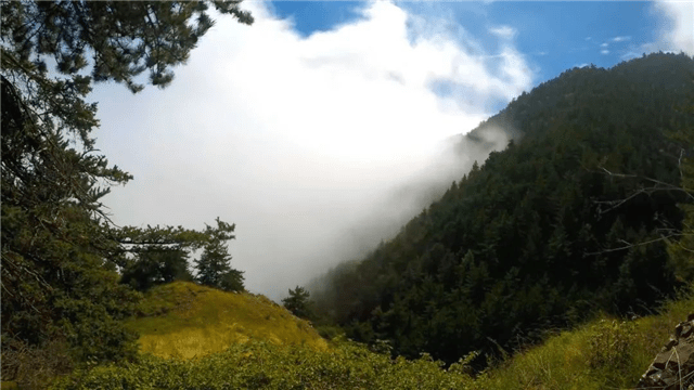 地处白银市靖远县北部的哈思山绿洲,群峰叠嶂,绿意盎然,只需驻足片刻