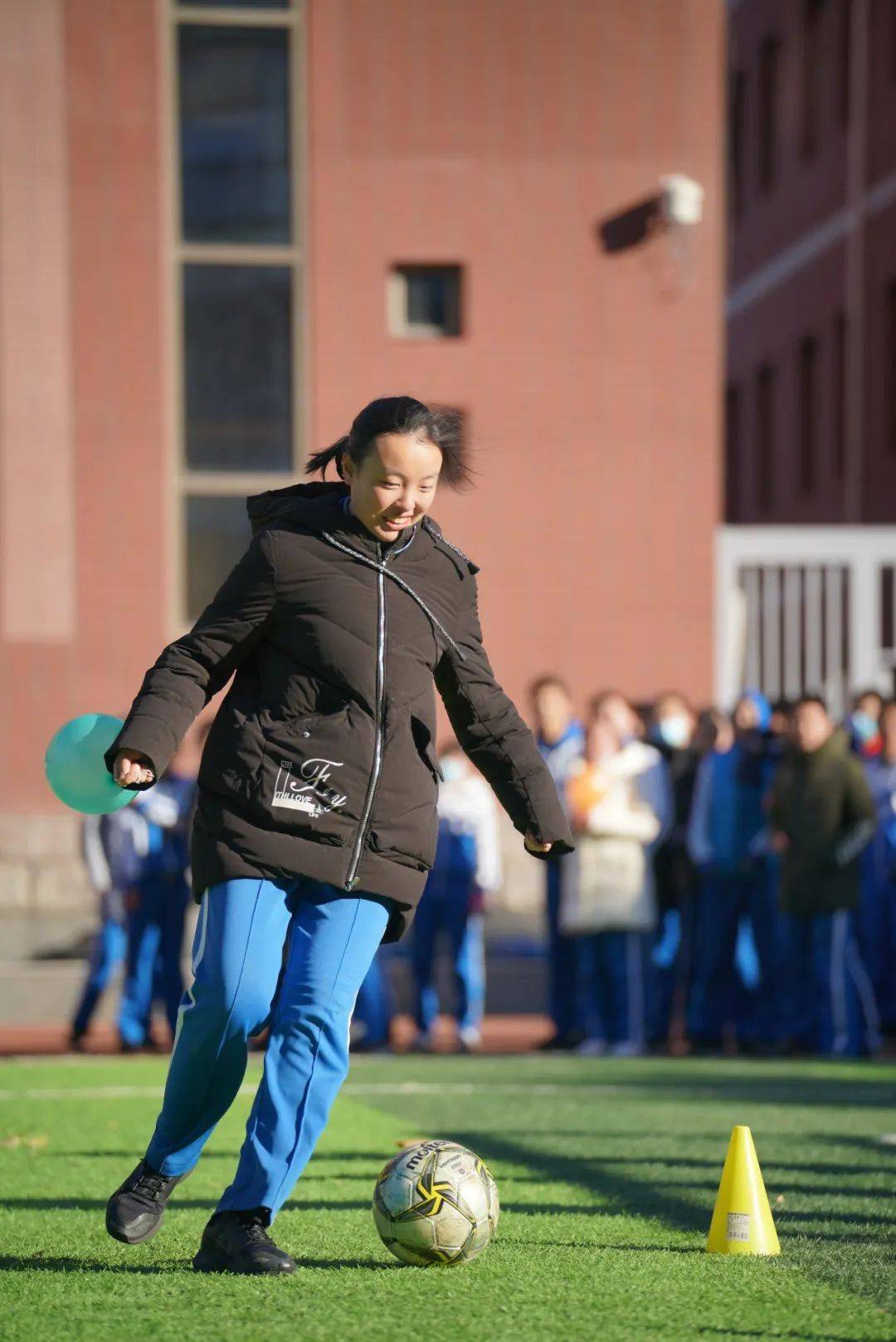 高三1班 朱子悦同学 在进行追逐梦想的游戏环节高三8班 鲍思宇 在追逐