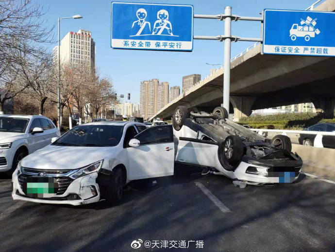 天津红旗南路上两车发生事故一车底朝天翻车