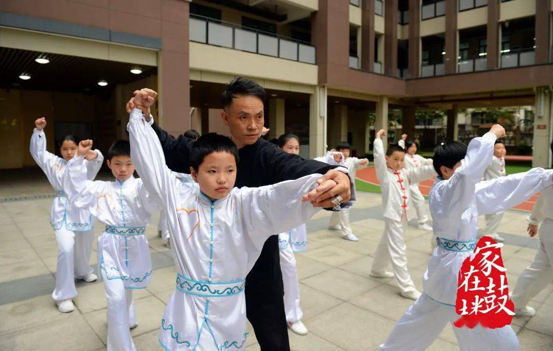 2005年,在爱国华侨阮幼兰女士的牵线下,华侨小学推出香店拳的课外活动